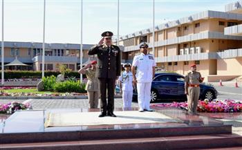 الفريق أحمد خليفة رئيس أركان حرب القوات المسلحة يعود إلى أرض الوطن عقب إنتهاء زيارته الرسمية إلى سلطنة عُمان