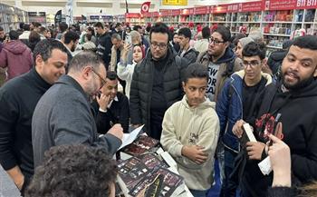 إقبال جماهيري على توقيع «الوارث» لأحمد عثمان في معرض الكتاب