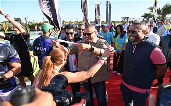 محافظ جنوب سيناء يسلم ميداليات سباق الجري للمتسابقات الفائزات بشرم الشيخ