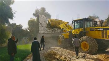 محافظ أسيوط: إزالة 22 حالة تعد واسترداد 600 فدان أراض زراعية و1995 مترا مربعا