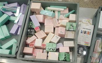 ضبط راكب حاول تهريب أكثر من 1000 سماعة اذن في مطار سفنكس