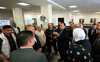 رئيس الوزراء يتفقد سير العمل والخدمات المقدمة للمواطنين بالمركز التكنولوجي بقرية "تونا الجبل" في المنيا