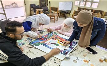 «مقتطفات حرفية» تلوّن ذاكرة الفيوم على البورسلين بقصر ثقافة الفيوم