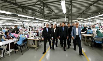 رئيس الوزراء يتفقد مصنع "الجيزة للملابس الجاهزة" بمحافظة المنيا