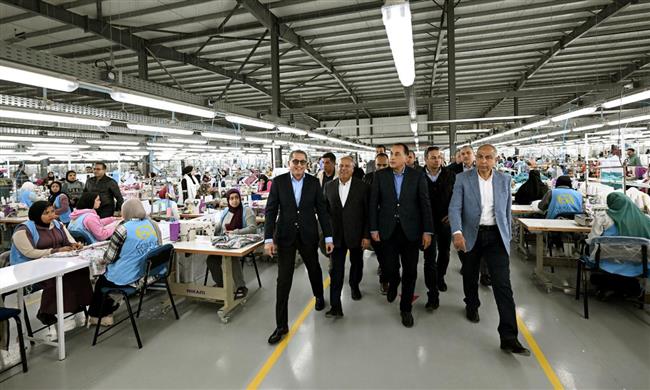 رئيس الوزراء يتفقد مصنع "الجيزة للملابس الجاهزة" بمحافظة المنيا