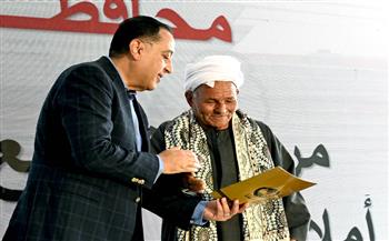 رئيس الوزراء يسلم عددا من العقود للمستفيدين من الوحدات السكنية الجديدة بديل الإيواء بالمنيا