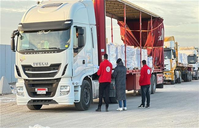 قافلة "زاد العزة" الـ108 تدخل إلى الفلسطينيين في قطاع غزة