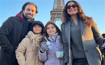 شريف رمزي يحتفل بالعام الجديد في باريس رفقة أسرته