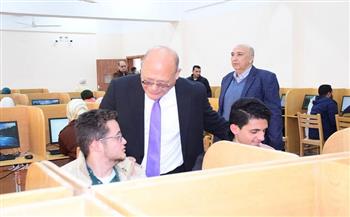 رئيس جامعة سوهاج يتفقد سير الامتحانات بأكبر مركز للاختبارات الإلكترونية