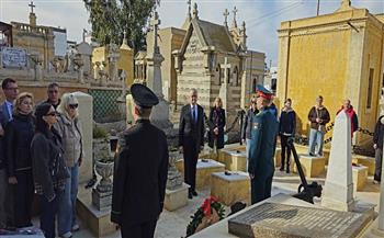 سفير روسيا بالقاهرة يضع إكليلًا من الزهور على قبور البحارة الروس ببورسعيد