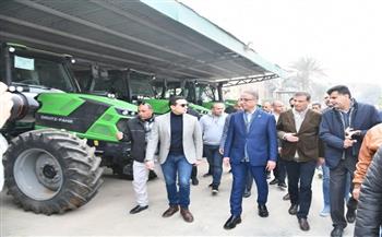وزير الزراعة ومحافظ الفيوم يوزعان 15 "فراطة ذرة" على صغار المزارعين بالمحافظة