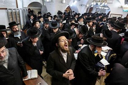 إعلام إسرائيلي: متظاهرون من الحريديم يغلقون شارعًا رئيسيًا في القدس احتجاجًا على إلزامهم بالخدمة العسكرية