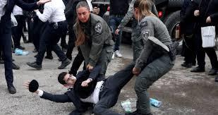 احتجاجات داخل إسرائيل.. والشرطة تسحل المتظاهرين