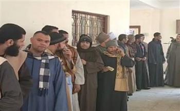 زحام وطوابير فى الساعات الأخيرة على لجان انتخابات مجلس النواب في البلينا بسوهاج