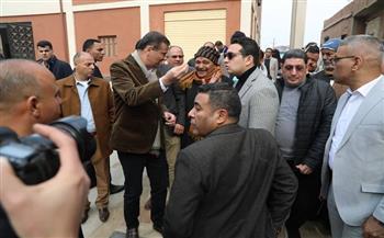 وزير الزراعة يقطع 2 كيلومتر سيرًا على الأقدام لإنصاف مزارع في الفيوم بعد شكوى عدم حصوله على حصته من الأسمدة
