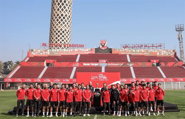صورة تذكارية لفريق الأهلي مع كأس العالم داخل مقر الجزيرة  