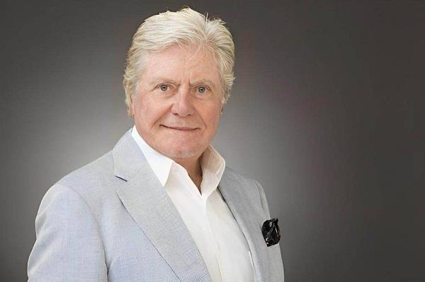 الفنان حسين فهمي يروي حكاية "تلعثم" الراحل عادل أدهم وتأثيرها في فيلم الملحد   