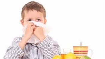 لحماية طفلك من نزلات البرد.. أنظمة غذائية تقوي مناعته وتبعده عن الأمراض| خاص