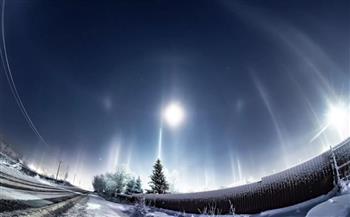 مشهد ساحر.. أعمدة ضوء ملون تنير السماء