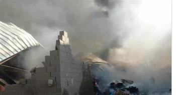 5 مصابين بحالات اختناق جراء حريق مصنع بلاستيك في المنطقة الصناعية