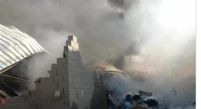 5 مصابين بحالات اختناق جراء حريق مصنع بلاستيك في المنطقة الصناعية