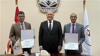 رئيس جامعة سوهاج الأهلية يكرم أستاذين بكلية العلوم لجهدهما البحثي