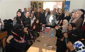 محافظ بني سويف يتفقد معرض المنتجات والحرف اليدوية بمدخل فرع المجلس القومي للمرأة