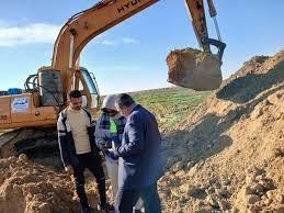 رئيس مركز الفشن يشرف على أعمال تبليط الشوارع وحملة نظافة مكبرة برفع أكثر من 60 طن مخلفات