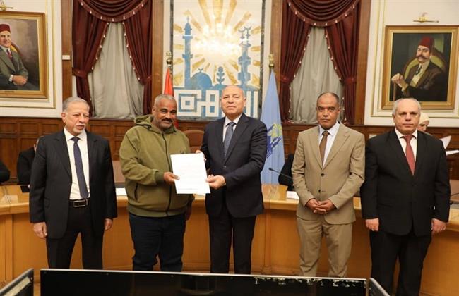 محافظ القاهرة يشهد تسليم 40 عقدًا موثقًا لبعض المصانع والورش في شق الثعبان