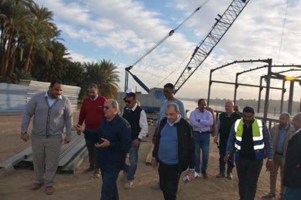 رئيس الشركة القابضة لمياه الشرب والصرف الصحي يتفقد مشروعات مياه الشرب بمحافظة أسوان 