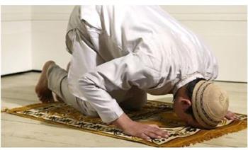 هل تصح الجماعة مع المأموم الذي يستكمل صلاته؟.. أمين الفتوى يجيب