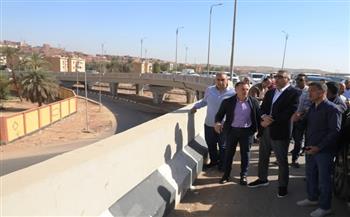 محافظ أسوان يتفقد موقع إنشاء كوبري للمشاة بمزلقان كيما 