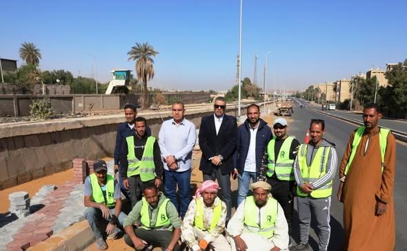 محافظ أسوان يتفقد مشروع تطوير ورفع كفاءة طريقى كيما والسماد 