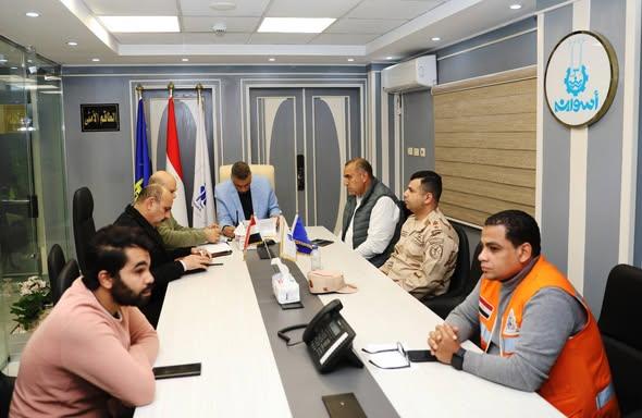 محافظ أسوان يتابع غلق صناديق الاقتراع لجولة الإعادة لانتخابات مجلس النواب