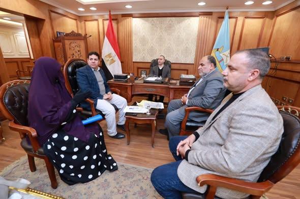  محافظ كفرالشيخ يوجه ببحث عدد من طلبات وشكاوى المواطنين.. التواصل المباشر وحل مشاكلهم ميدانياً