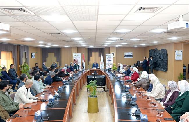 رئيس جامعة المنصورة يكرم أعضاء قافلة "جسور الخير 23" تقديرًا لعطائهم في حلايب وشلاتين وأبو رماد