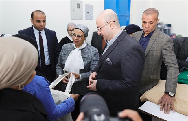 محافظ بني سويف يتفقد معرض المنتجات اليدوية والحرف التراثية بفرع "القومي للمرأة"