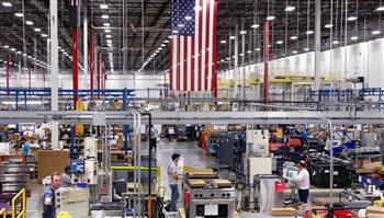تراجع الصناعات الأمريكية للشهر العاشر على التوالي وسط أزمة الطلب والتكاليف