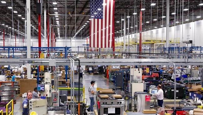 تراجع الصناعات الأمريكية للشهر العاشر على التوالي وسط أزمة الطلب والتكاليف