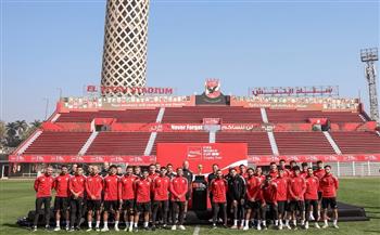 صورة تذكارية لفريق الأهلي مع كأس العالم داخل مقر الجزيرة