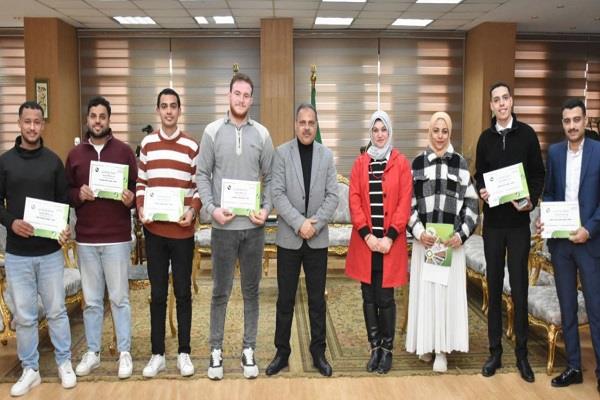 محافظ الشرقية يُسلم شهادات إجتياز الدورة التدريبية الميدانية لـ(٨) من خريجي الجامعات المصرية