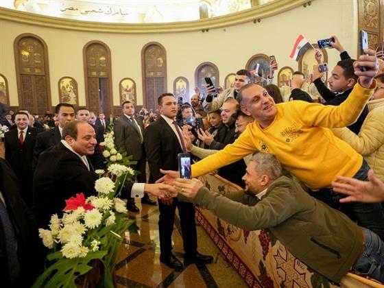 استقبال حافل بالورود واللافتات للرئيس السيسي في كاتدرائية ميلاد المسيح بالعاصمة الجديدة| صور