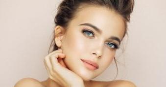 لإطلالة مكياج طبيعية متألقة.. اتبعي تلك الخطوات 