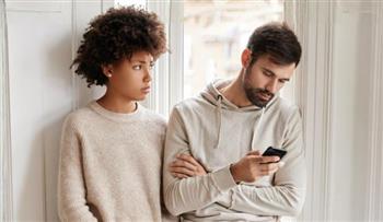 ماذا تكشف عادة تصفح الهاتف أثناء الحديث عن شخصيتك؟.. إليك سمات تميزك 