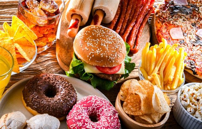 دولة تحظر إعلانات الوجبات السريعة في النهار