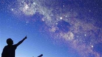 اقتران سماوي ليلًا.. القمر يحاضن «قلب الأسد» في مشهد يخطف الأنظار