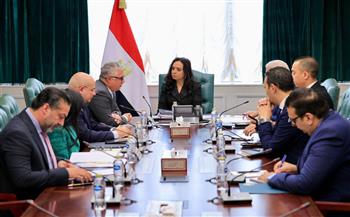 وزيرة التضامن تبحث مع رئيس المنطقة الاقتصادية لقناة السويس سبل توفير فرص عمل لأسر "تكافل وكرامة"