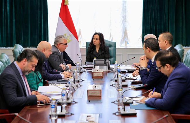 وزيرة التضامن تبحث مع رئيس المنطقة الاقتصادية لقناة السويس سبل توفير فرص عمل لأسر "تكافل وكرامة"