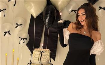 هنا الزاهد تحتفل بعيد ميلادها بالأبيض والأسود