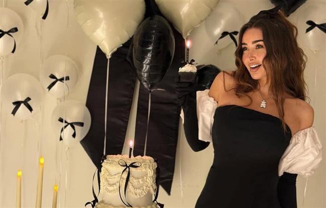 هنا الزاهد تحتفل بعيد ميلادها بالأبيض والأسود